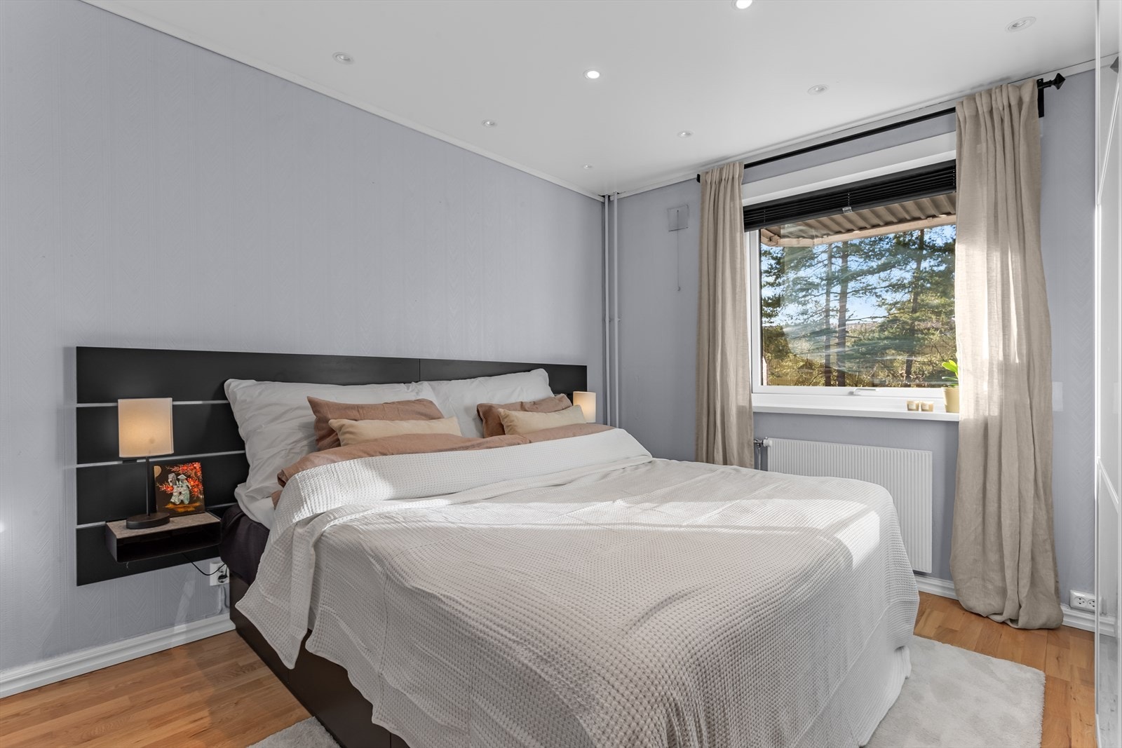Hovedsoverom er romslig og vender mot boretslagets grøntareal. Det er laminat på gulv, malte flater på vegger og downlights i tak. Galleribilde