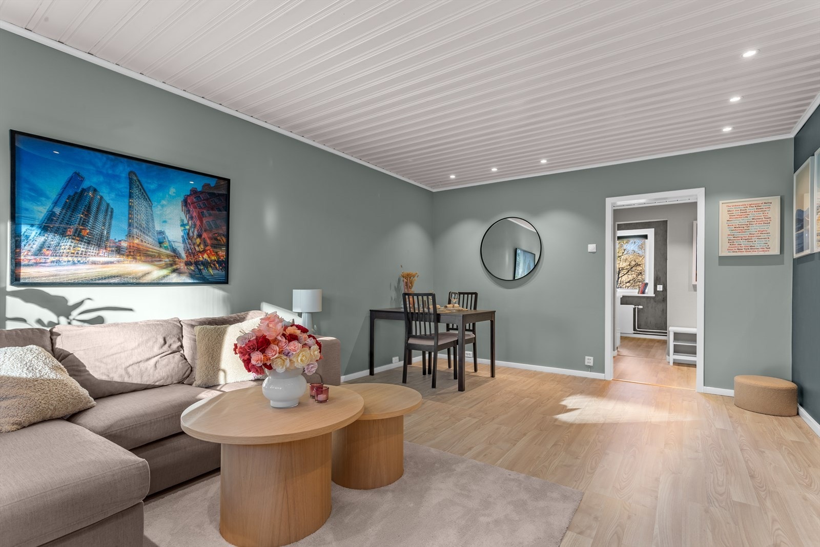 Stuen er romslig og kan deles inn i flere soner. Galleribilde