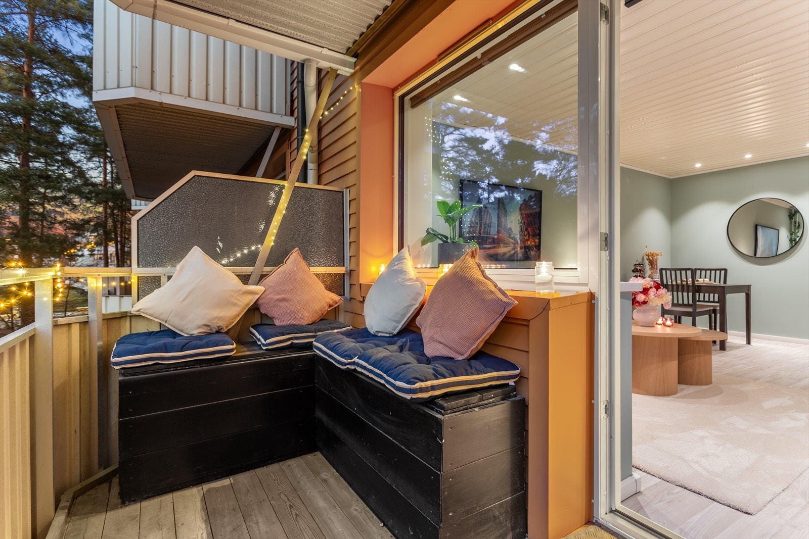 Kveldsstemning på balkongen og i stuen. Galleribilde