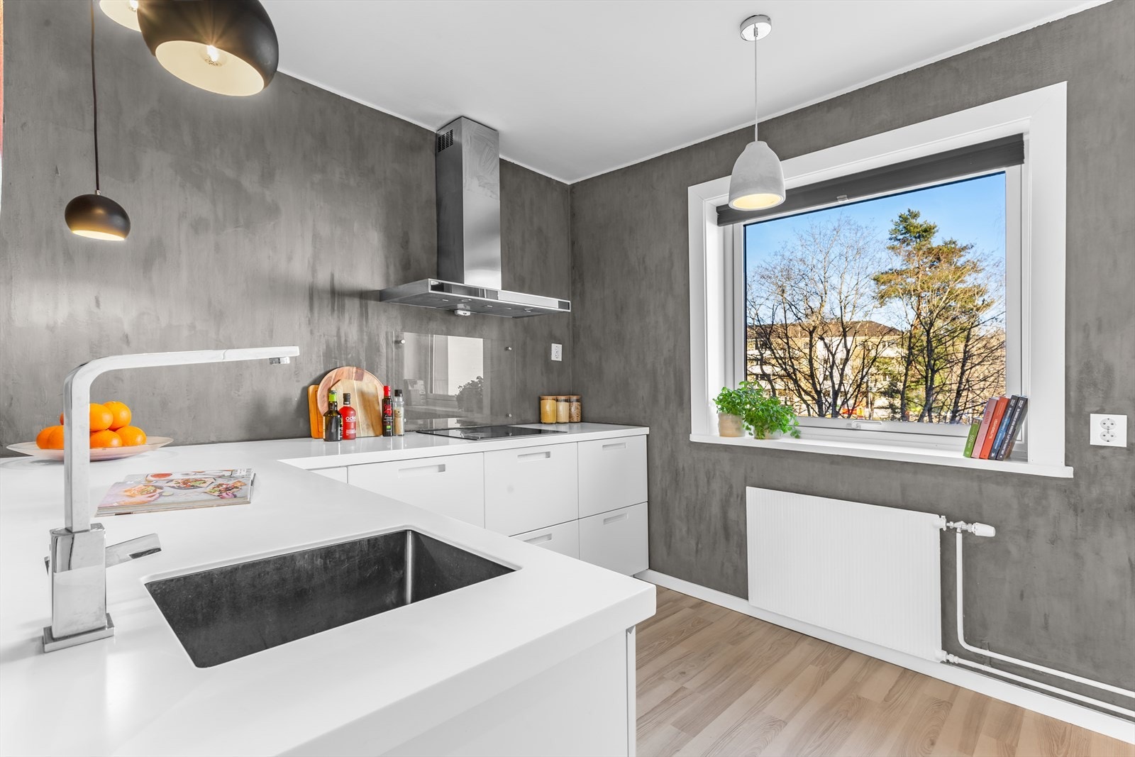 Veggene er malt i spesiell og moderne gråfarge. Vinduene i leiligheten var nye i 2020. Galleribilde