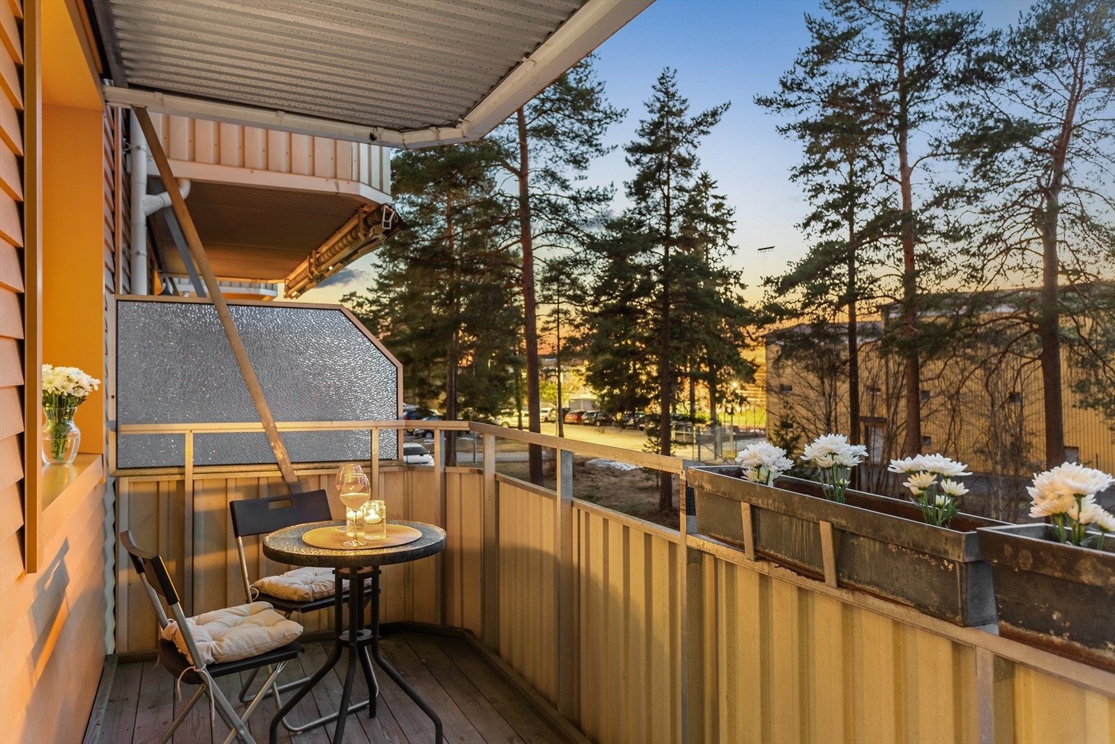 Kveldsstemning på balkongen. Galleribilde