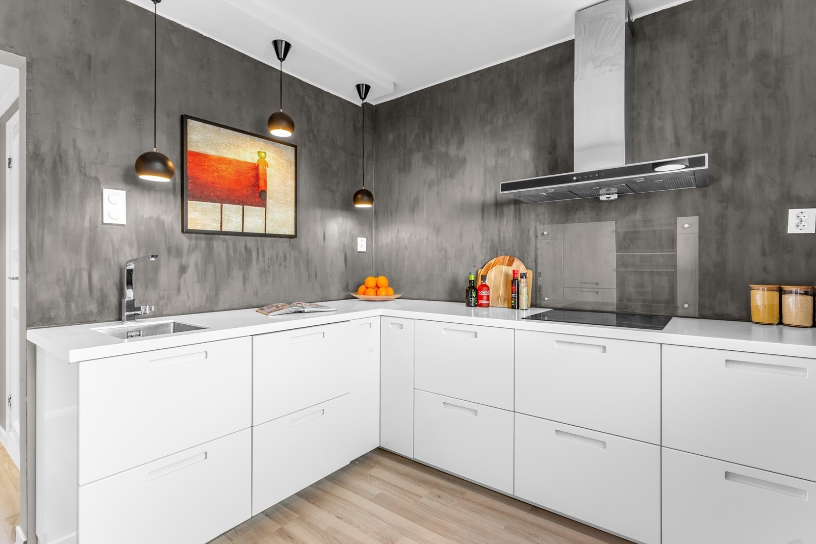 Meget pen kjøkkeninnredning med hvite fronter. Galleribilde