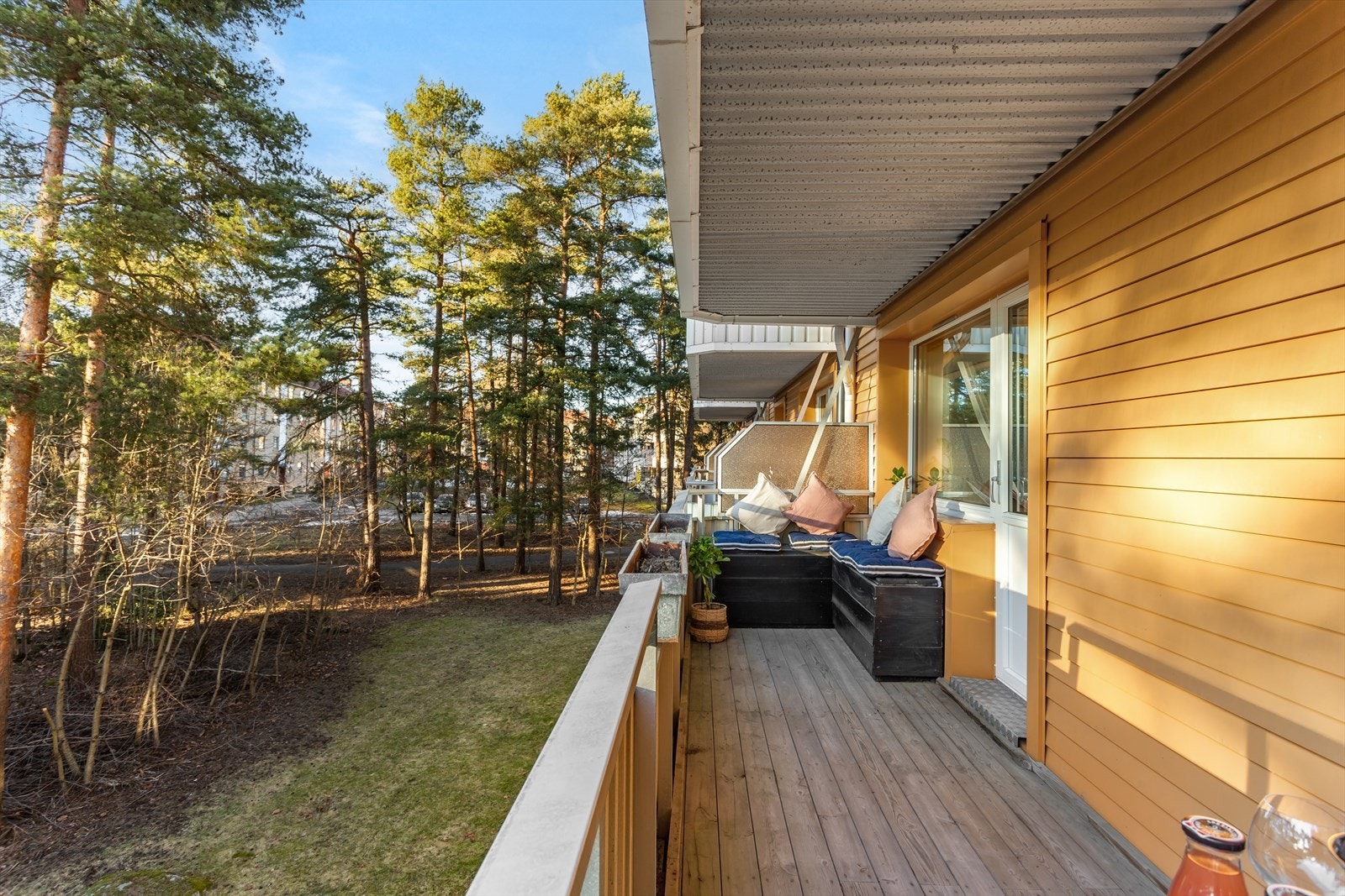 Borettslaget har pene parklignende grøntområder på sin store tomt. Det er fine furutrær rett utenfor stuen. Galleribilde