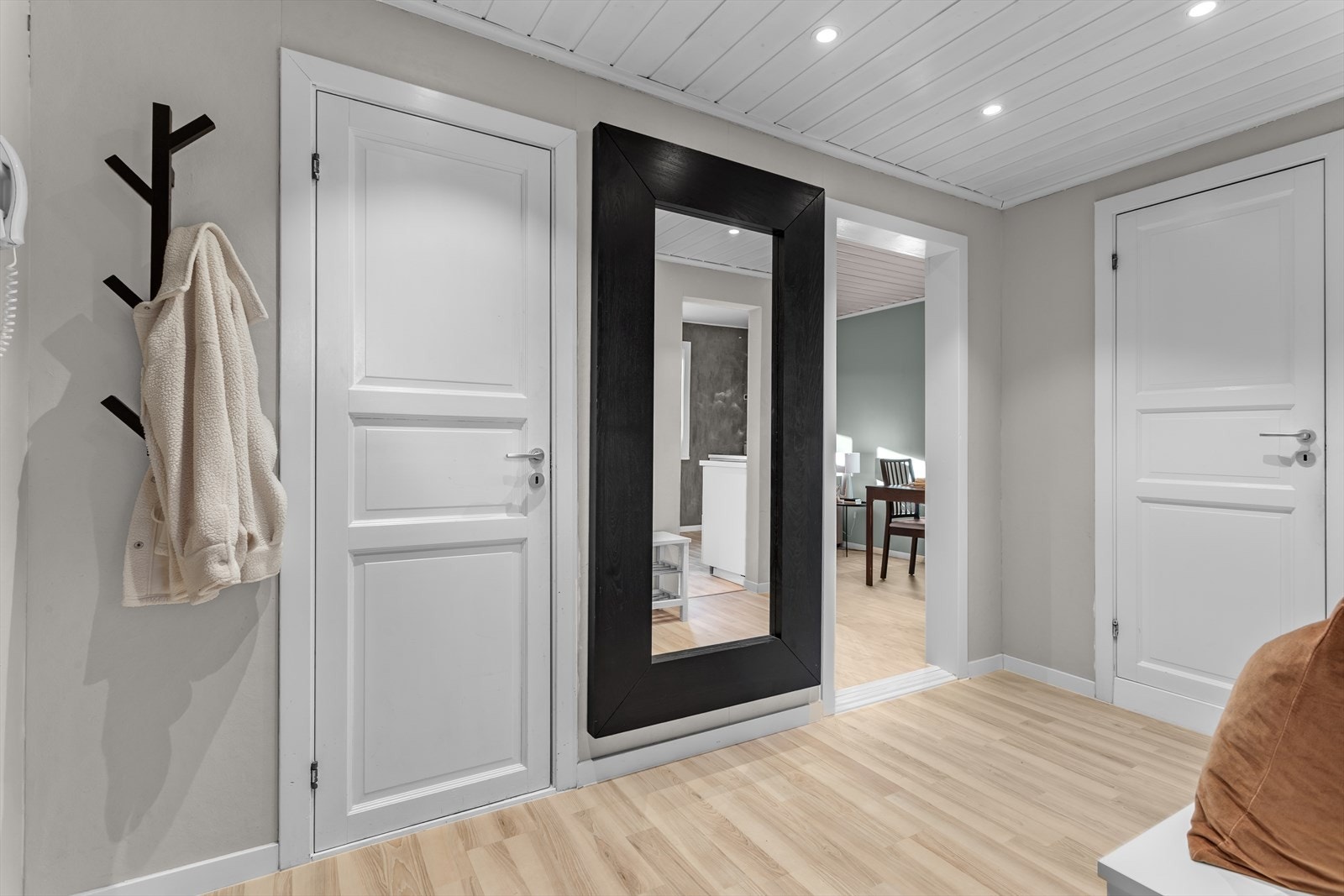 Det er eget praktisk garderoberom i tilknytning til gangen. Galleribilde