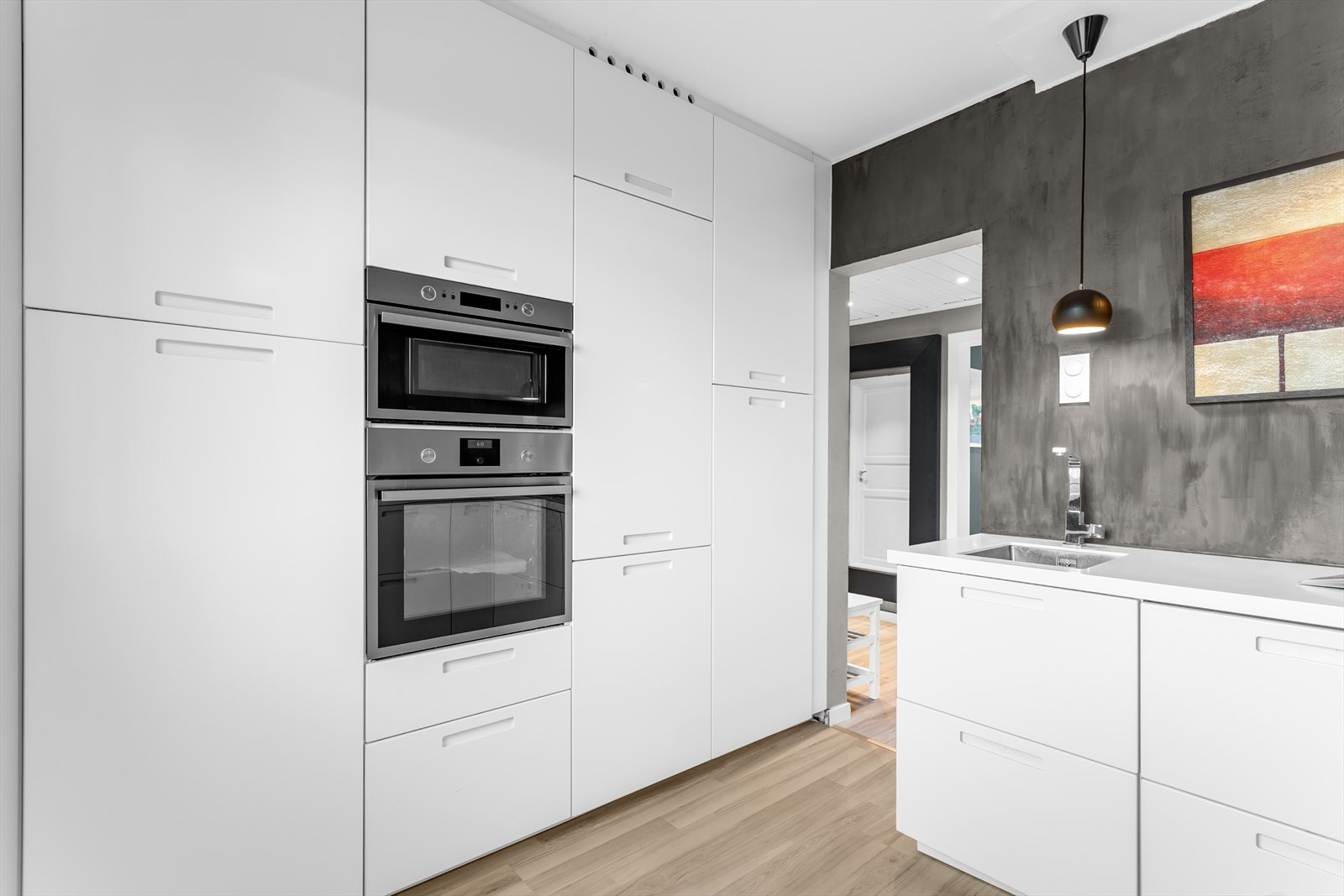 Det er medfølgende integrert kjøle/- fryseskap, oppvaskmaskin, komfyr og mikrobølgeovn. Galleribilde