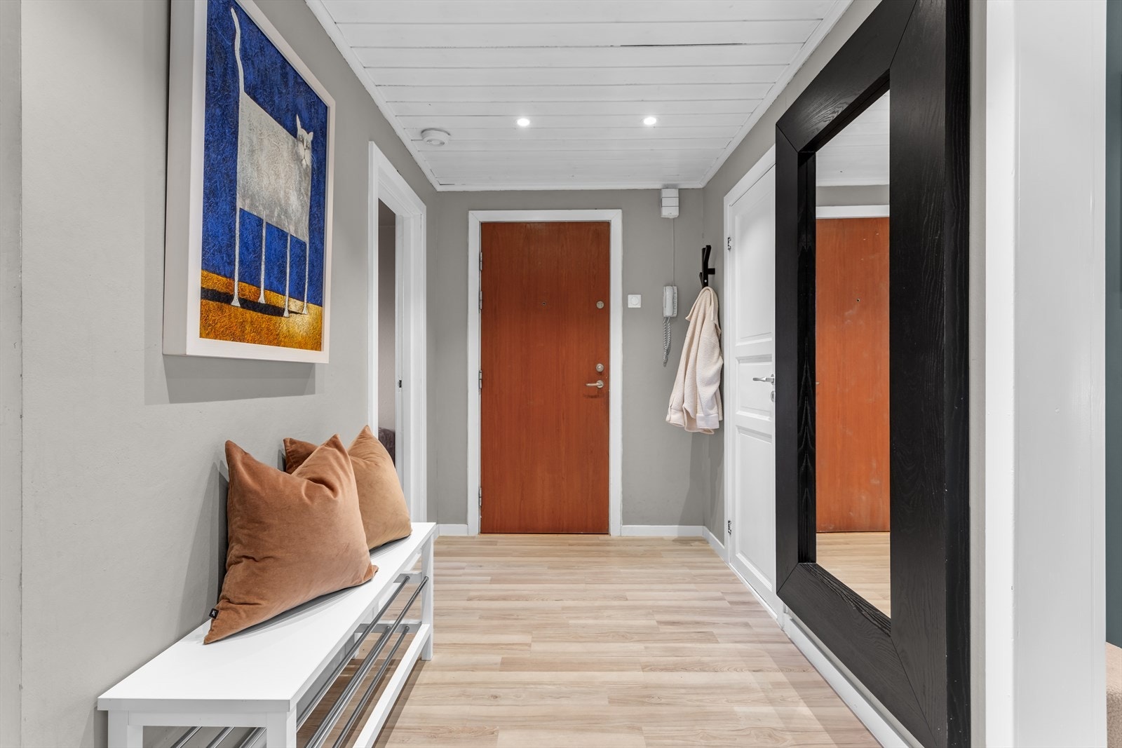 Man ønskes velkommen inn via den romslige gangen. Det vil bli satt inn ny entrédør og nytt porttelefonsystem med videooverføring. Galleribilde