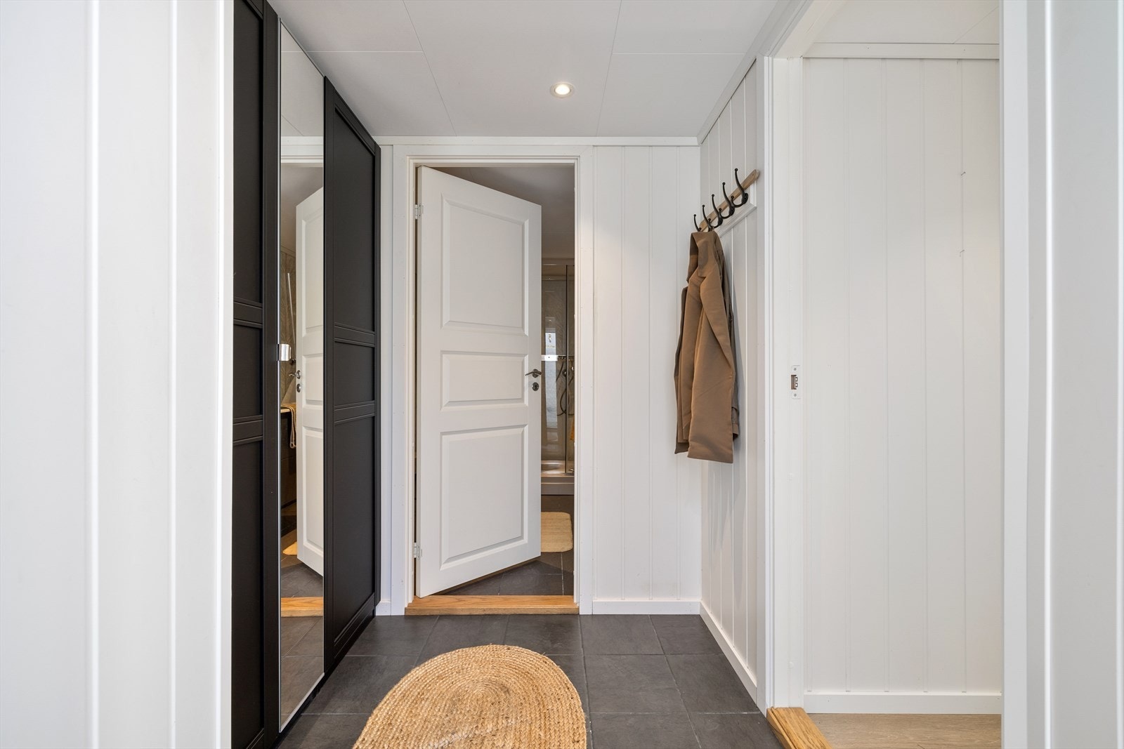 Vi tar runden i boligen. Entréen er kledd i flisbelagt gulv. Galleribilde