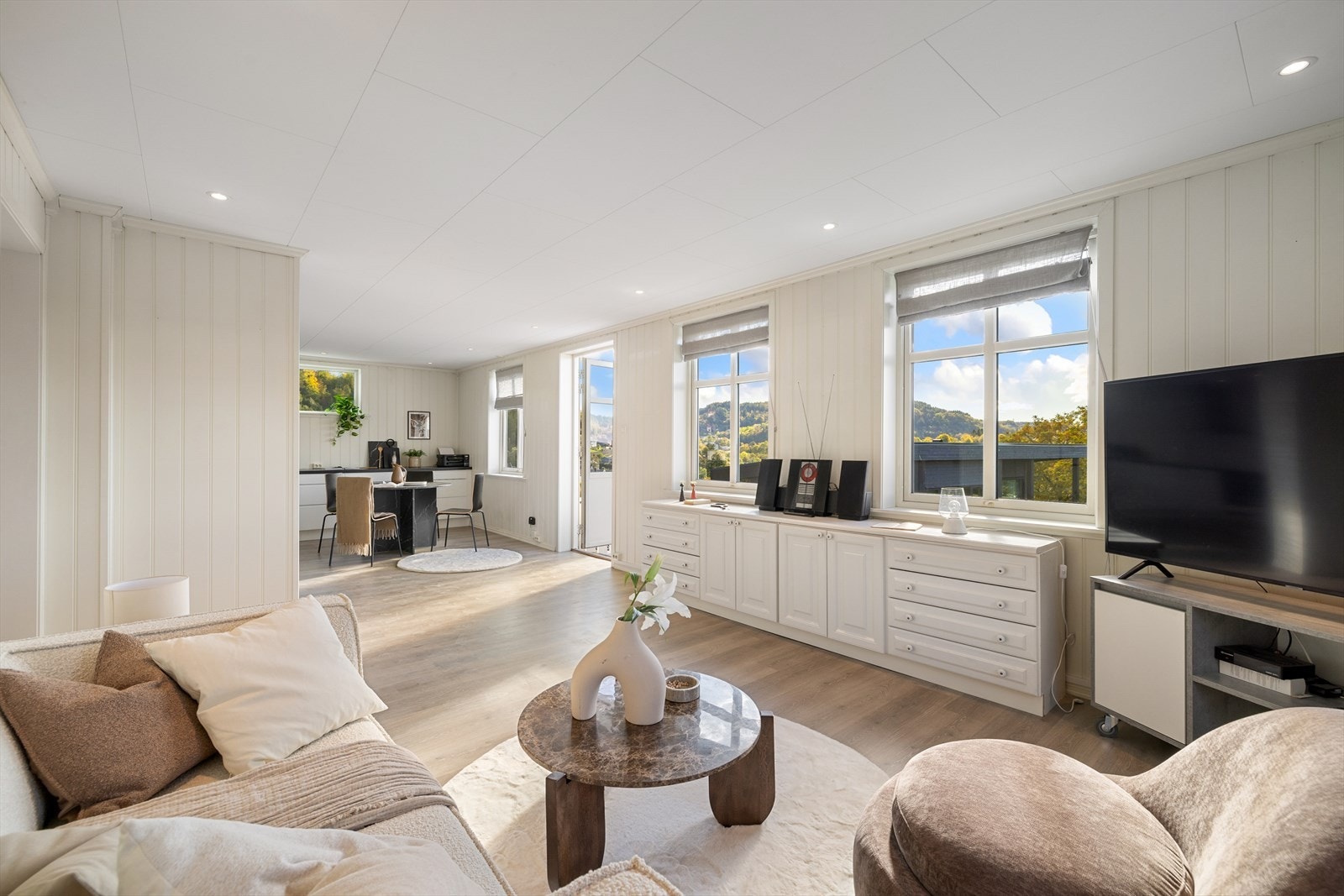 Vi entrer boligens samlingspunkt. Her er det lyst og luftig, med vinduer som inviterer inn deilig lys og bestandig behagelig sikt. Galleribilde