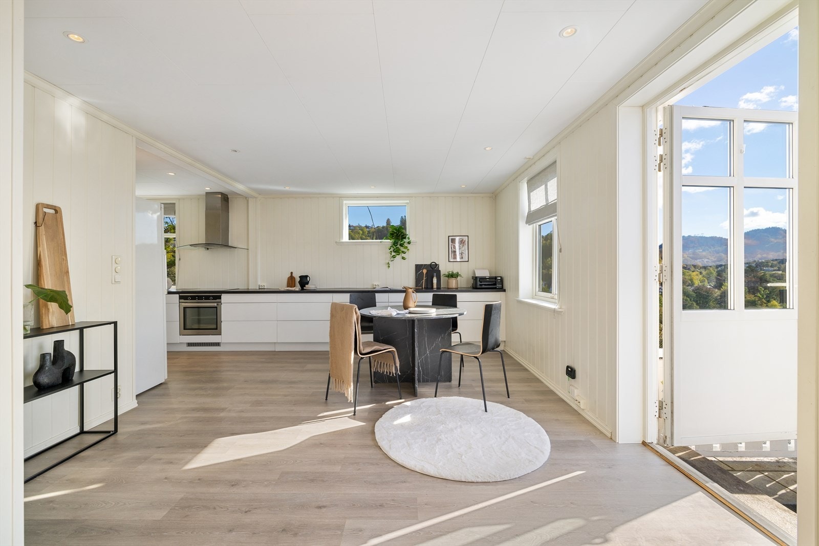 Velkommen til Midtunhaugen! Presentert er en gyllen mulighet til å bo høyt og fritt i en stilren bolig som byr på utleiedel, utsikt, rikelig med parkeringsplass og mer. Galleribilde