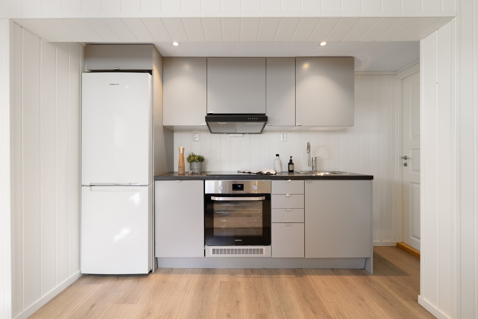 Kjøkkenet er av fine, moderne fargetoner. Galleribilde