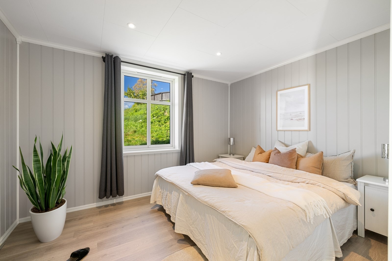 Stort soverom på 12 m² med behagelig grønn sikt fra vinduet. Galleribilde