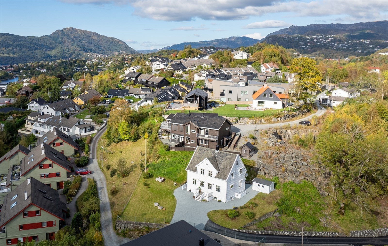 Oppsummert, her har du muligheten til å bo pent og godt i et klassisk småhus, og du kan også nyte fordelen av utleieinntekter. Beliggenheten skjemmer deg bort med nærhet til ''alt''. Galleribilde