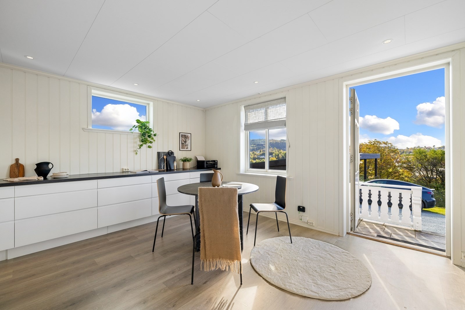 Fra kjøkkenet og stuen er det utgang til altan av mur, og til eiendommens kjære hage. Kjøkkenets åpne løsning gir nok av plass til middagsbord. Galleribilde