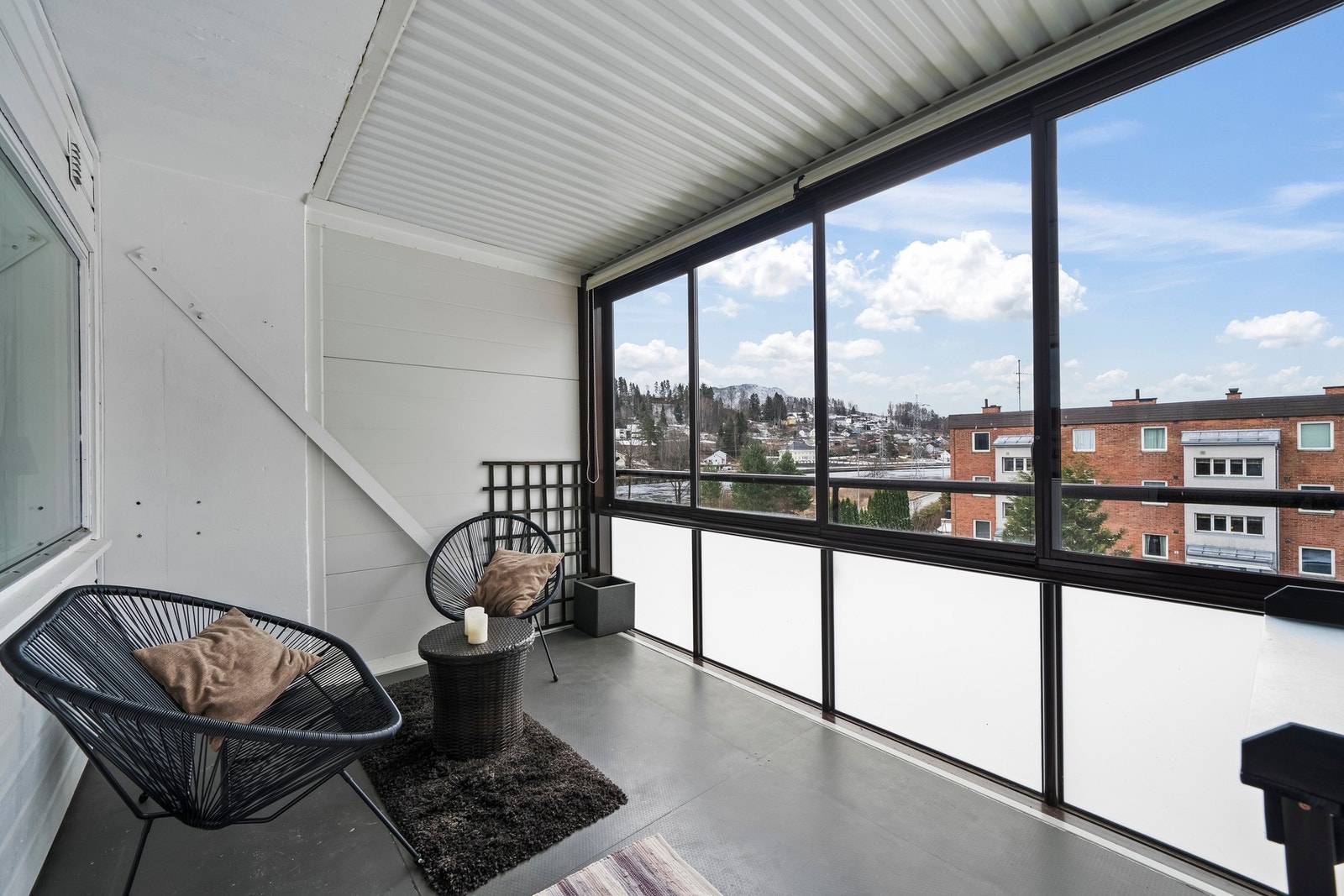 Innglasset verranda, med skyvbare glass. Galleribilde