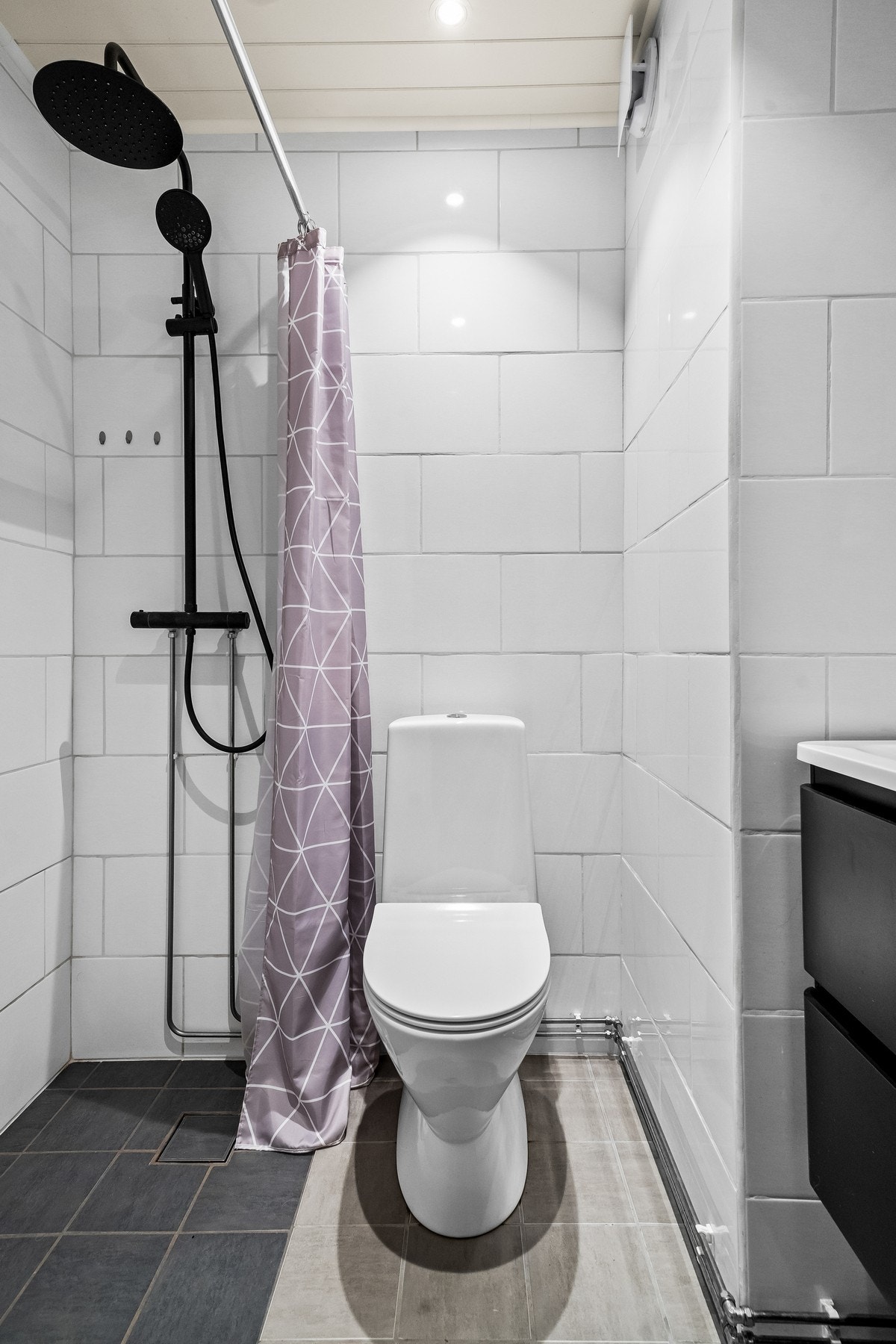 Badet ble pusset opp i 2021. Flis på vegger og gulv Galleribilde