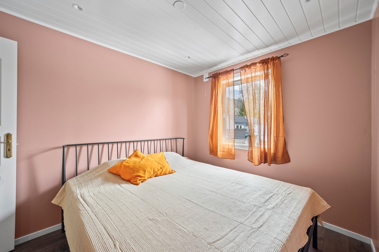 Leiligheten har ett lyst og hyggelig soverom. Galleribilde