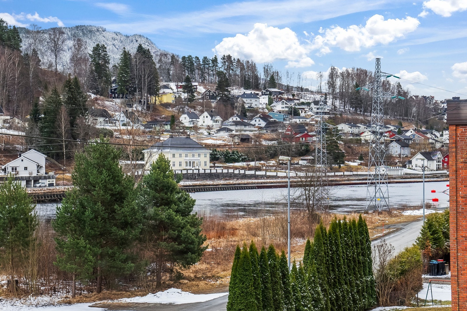 Utsikt mot Tinneelva. Kort veg til Notodden sentrum. Galleribilde