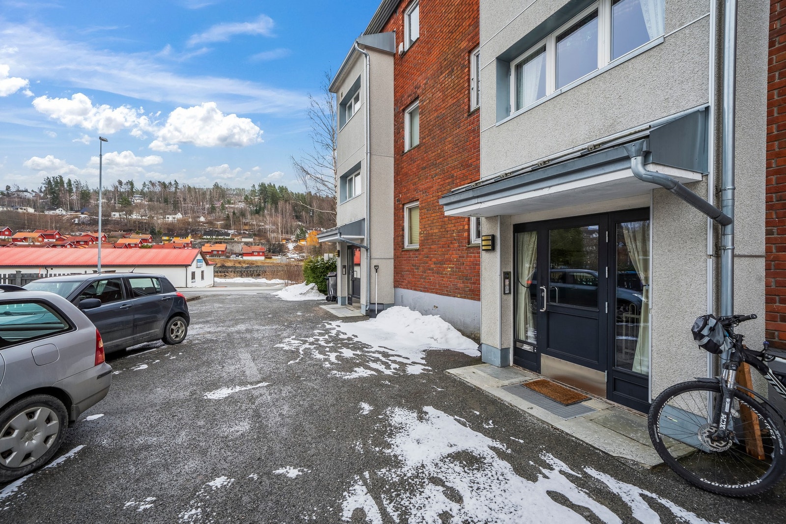 Leiligheten har inngang i midten av blokka. Galleribilde
