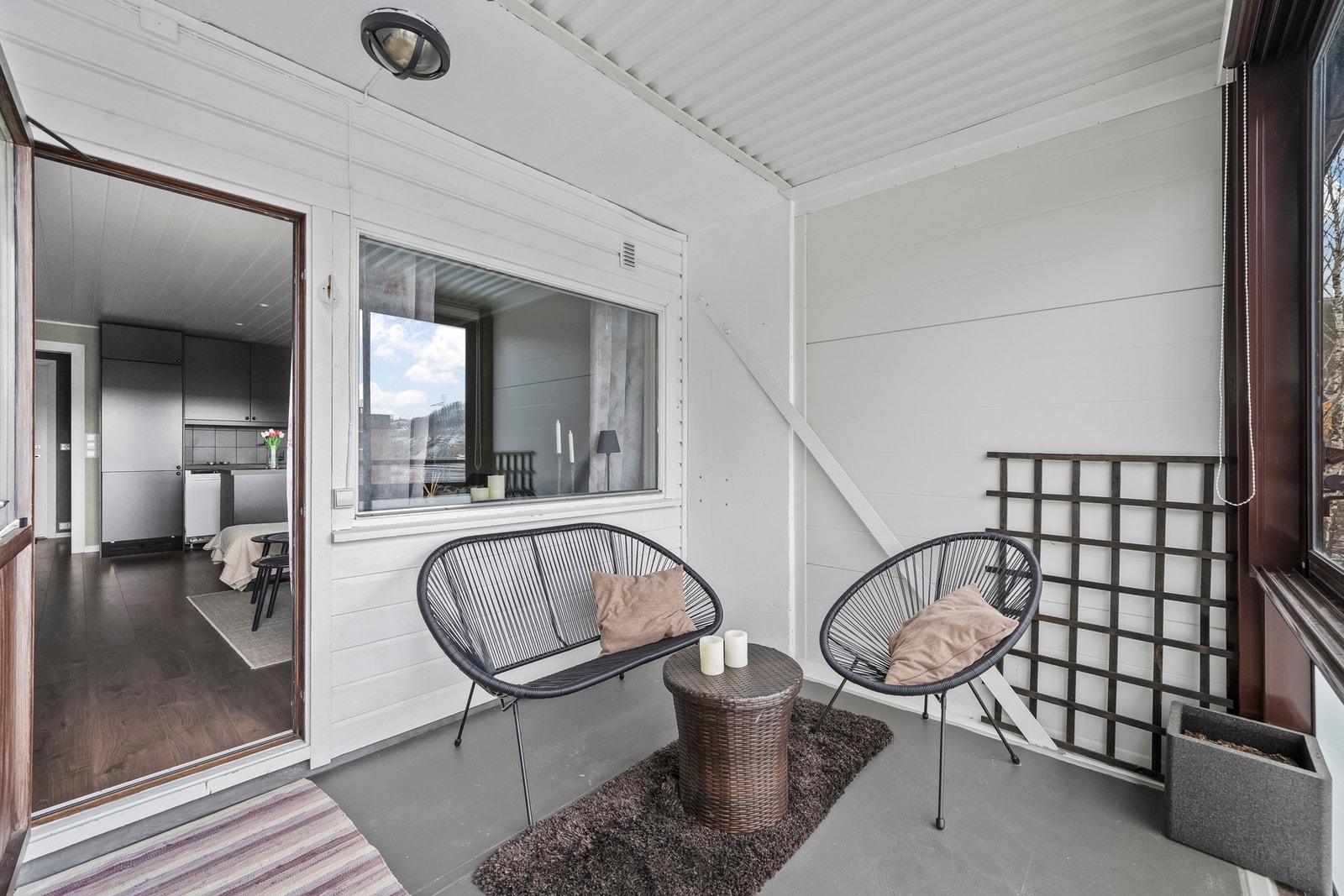 Utgang til sydvendt balkong fra stue. Galleribilde