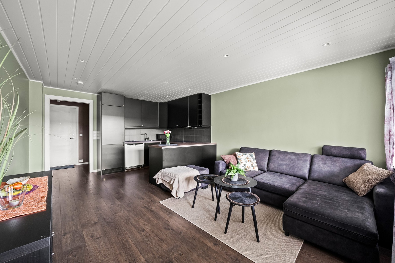 Åpen stue - / kjøkkenløsning skaper en god og sosial atmosfære. Galleribilde