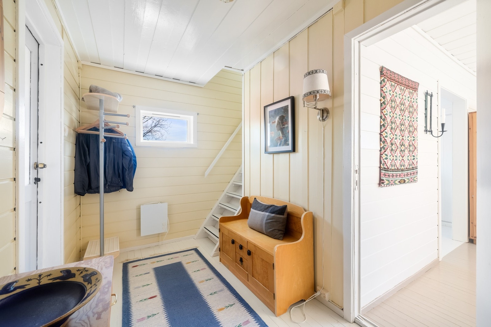 Ved hovedhusets entré, har man plass til både sko og yttertøy. Galleribilde