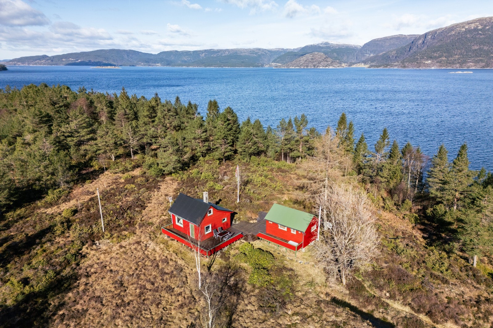 En hytte/hyttetomt og anneks i landlige omgivelser med umiddelbar nærhet til sjø og friluftsliv. Galleribilde