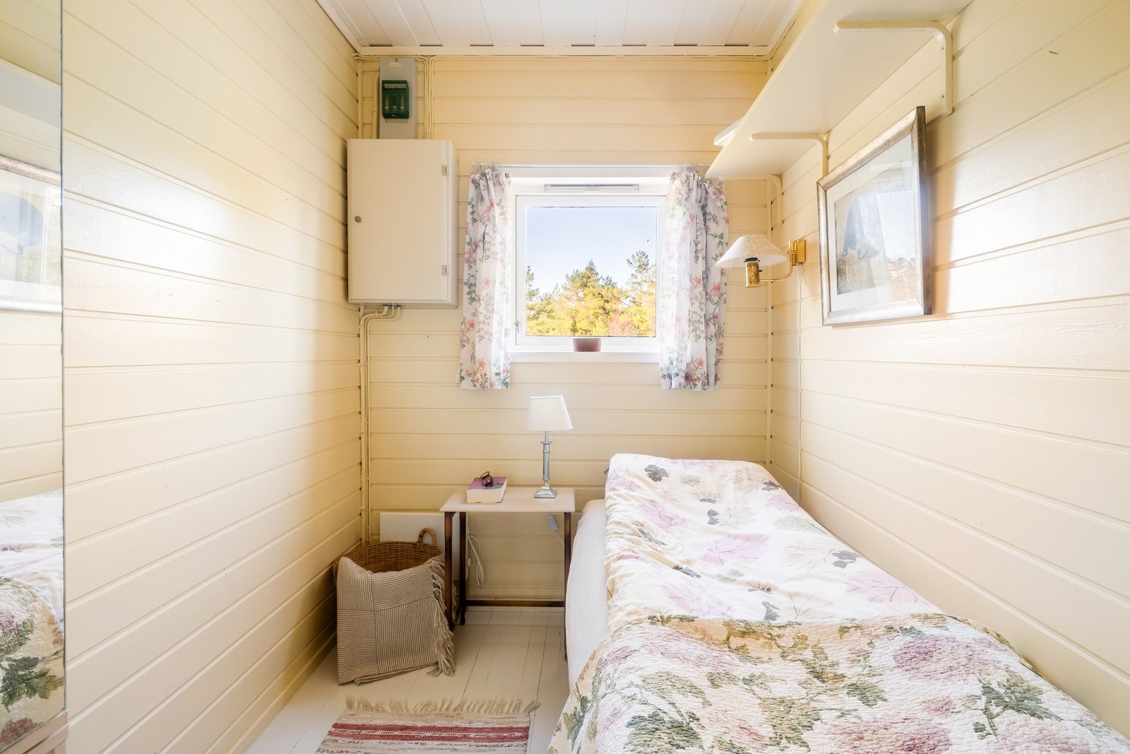 Hovedhuset har totalt to soveplasser. En i hovedetasje og en på loft. Galleribilde