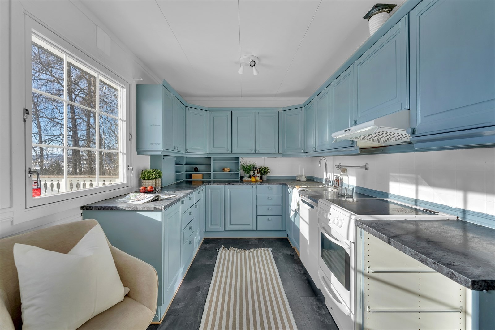 Det er profilerte fronter i heltre, benkeplate i laminat og medfølgende hvitevarer. Galleribilde