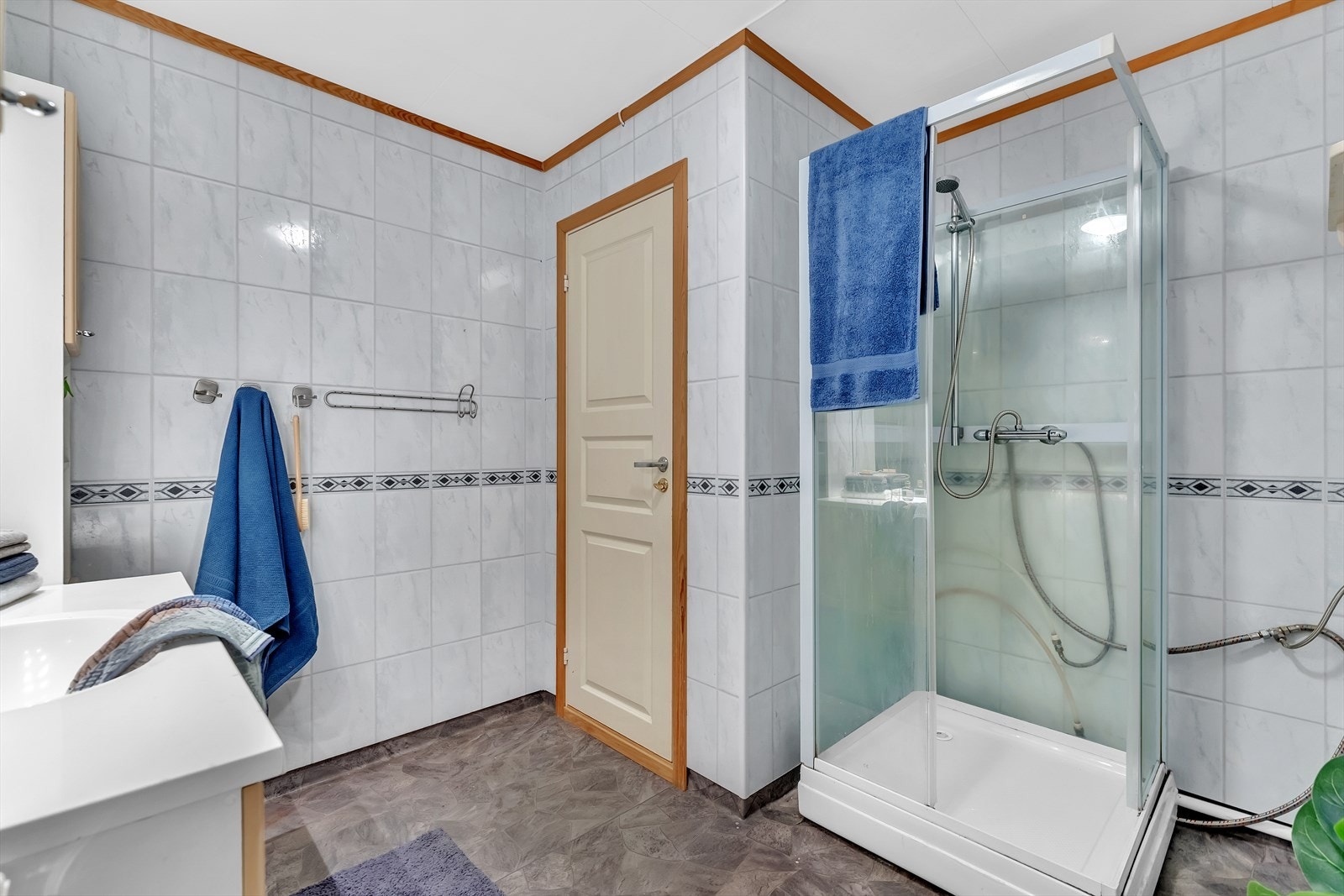 Badet er også utstyrt med vegghengt toalett og dusjkabinett. Galleribilde