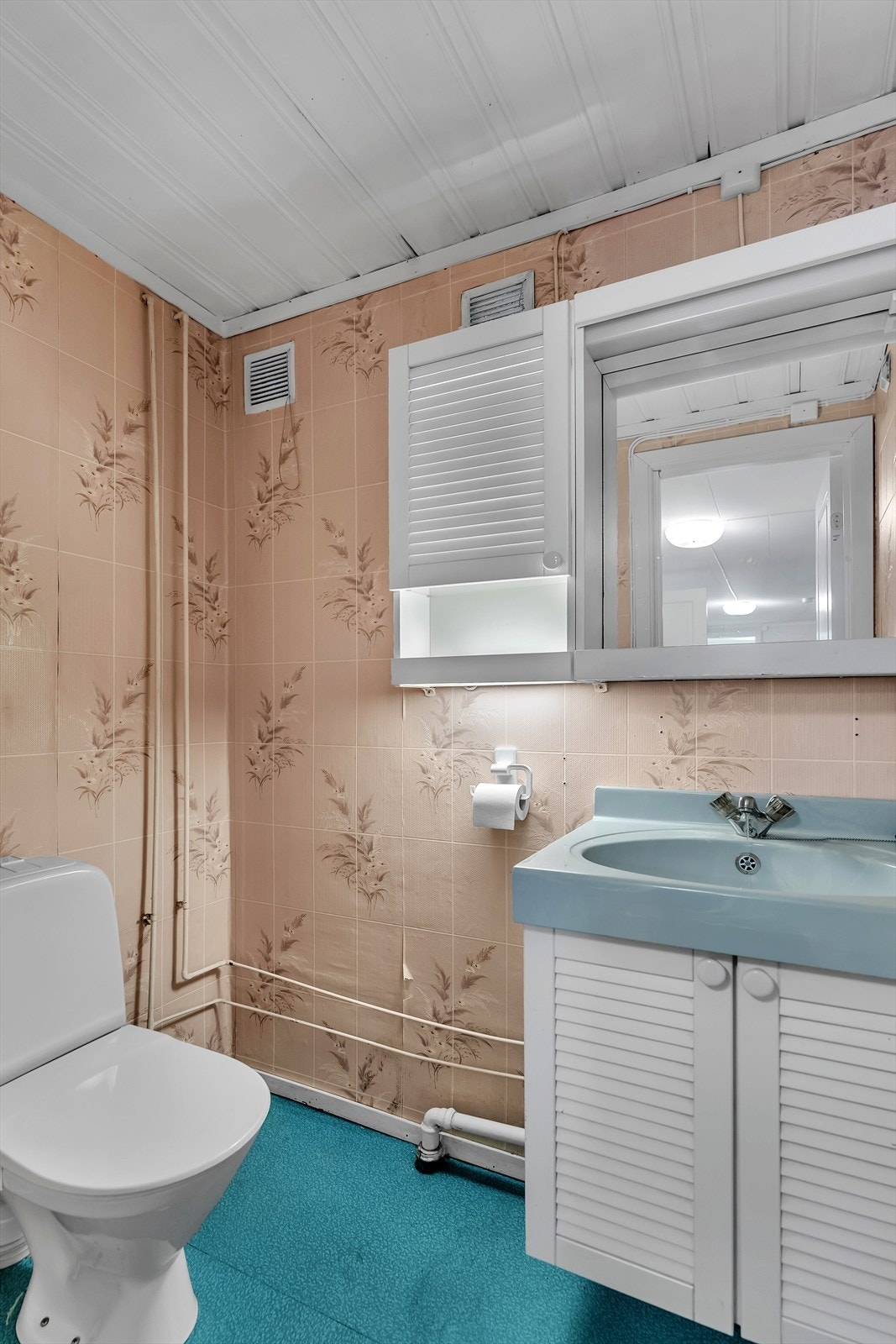 I kjelleren er det også et separat toalettrom med enklere standard. Galleribilde