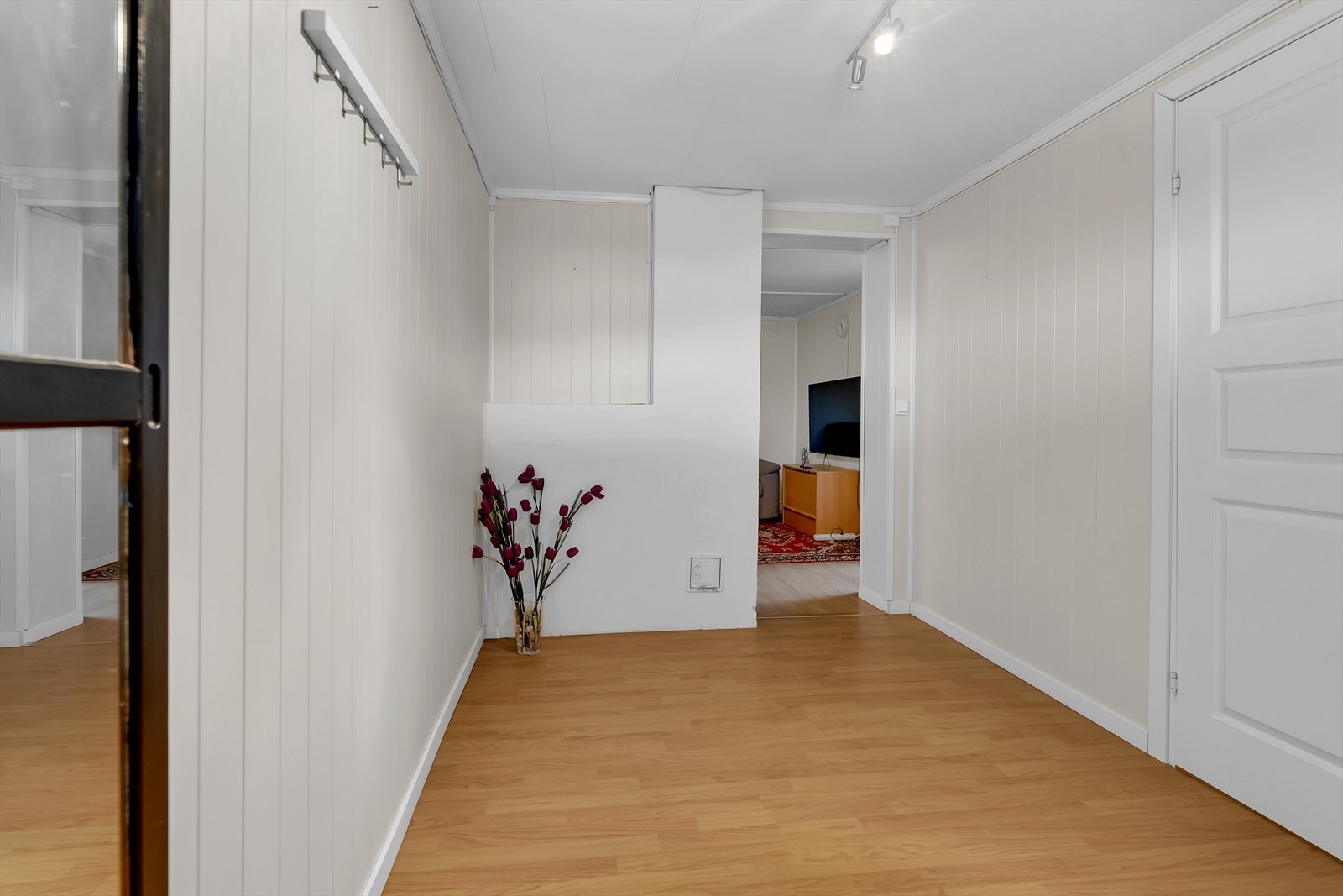 Egen entre i undereteasjen med god plass til ønsket garderobeløsning. Galleribilde