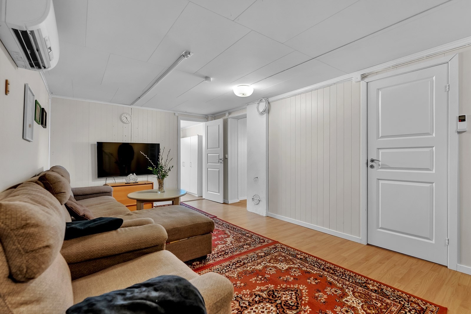 Lysmalte vegger og himling, samt laminat på gulvet. Galleribilde