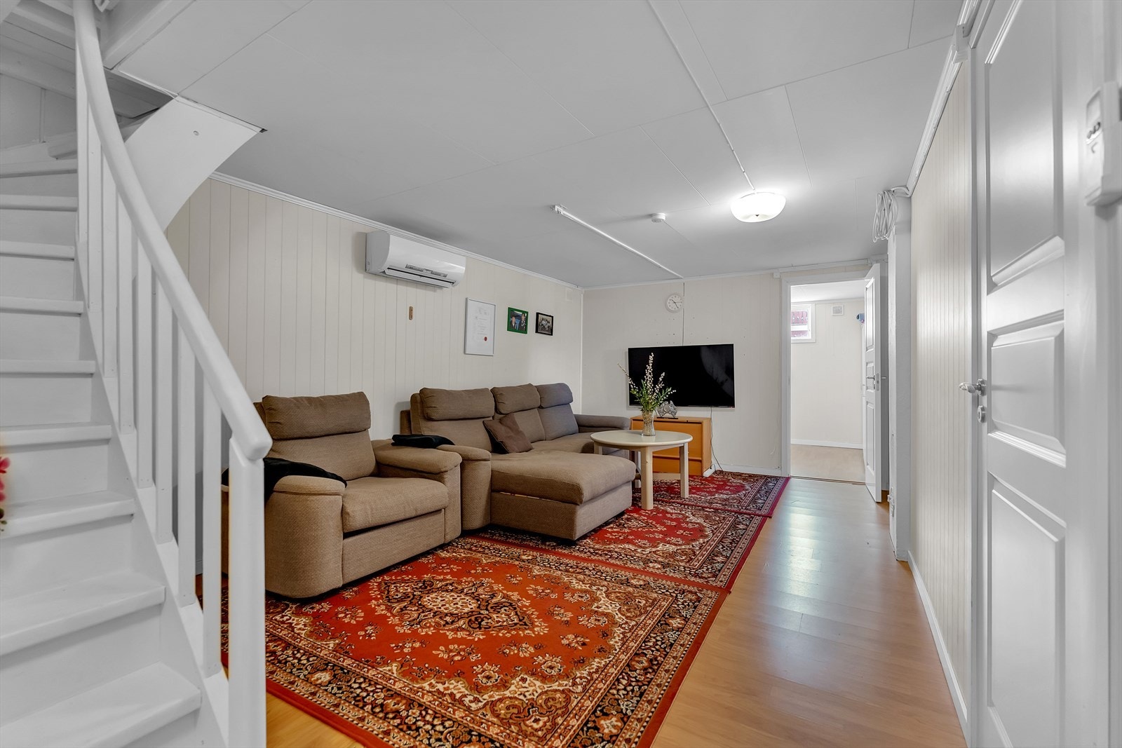 I kjelleren har man en kjellerstue med varmepumpe og god plass til ønsket møblement. Galleribilde