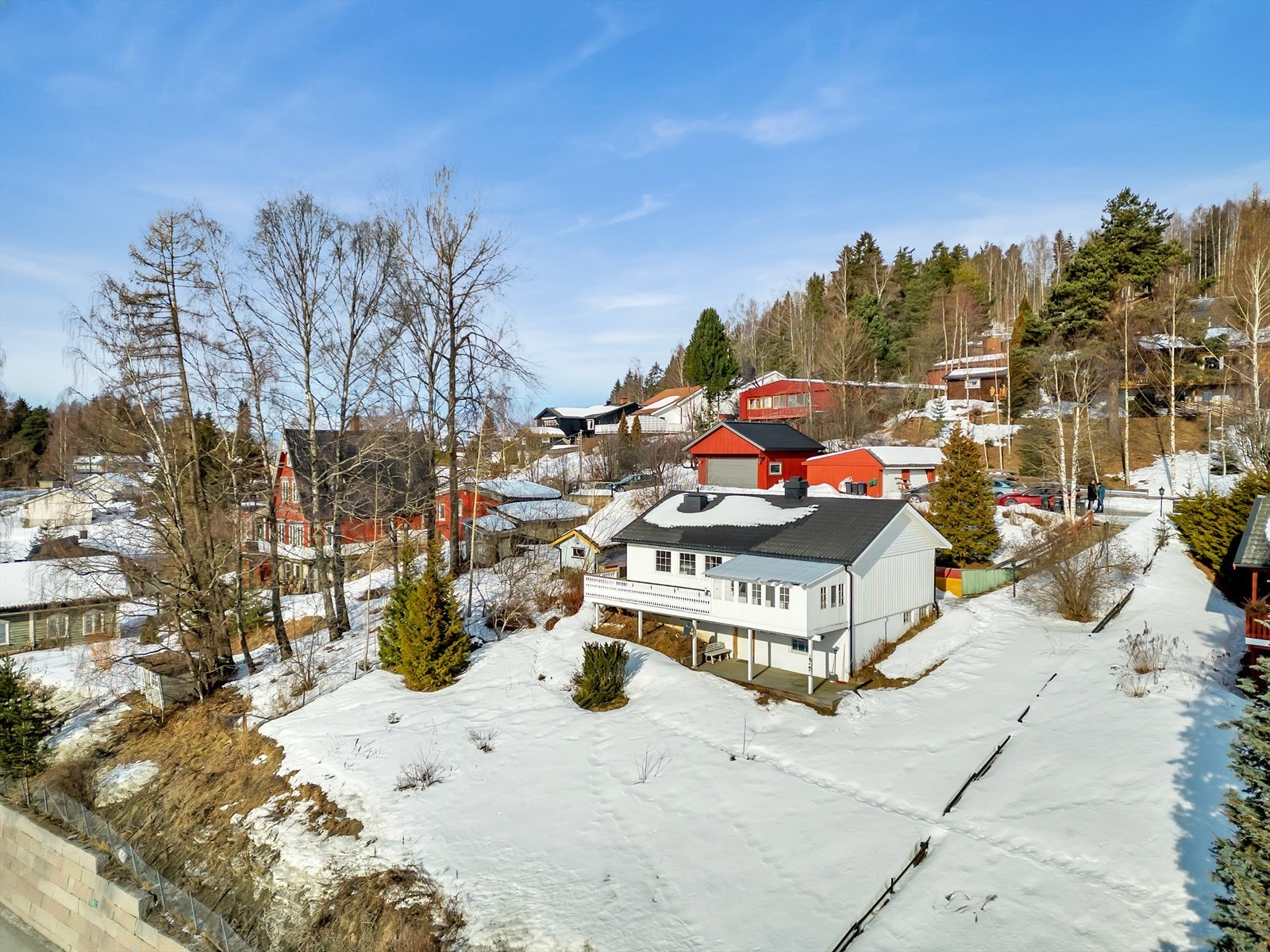 Romslig og skrånende tomt. Galleribilde