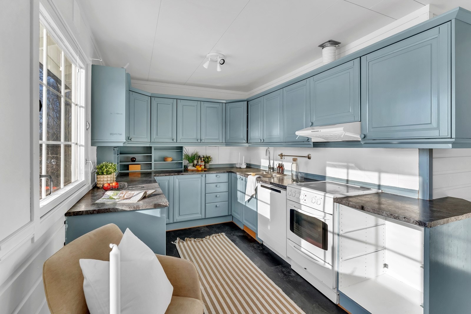 Romslig kjøkken i eget rom som har rikelig med skap- og benkplass - Modernisert med malte fronter i 2023. Galleribilde