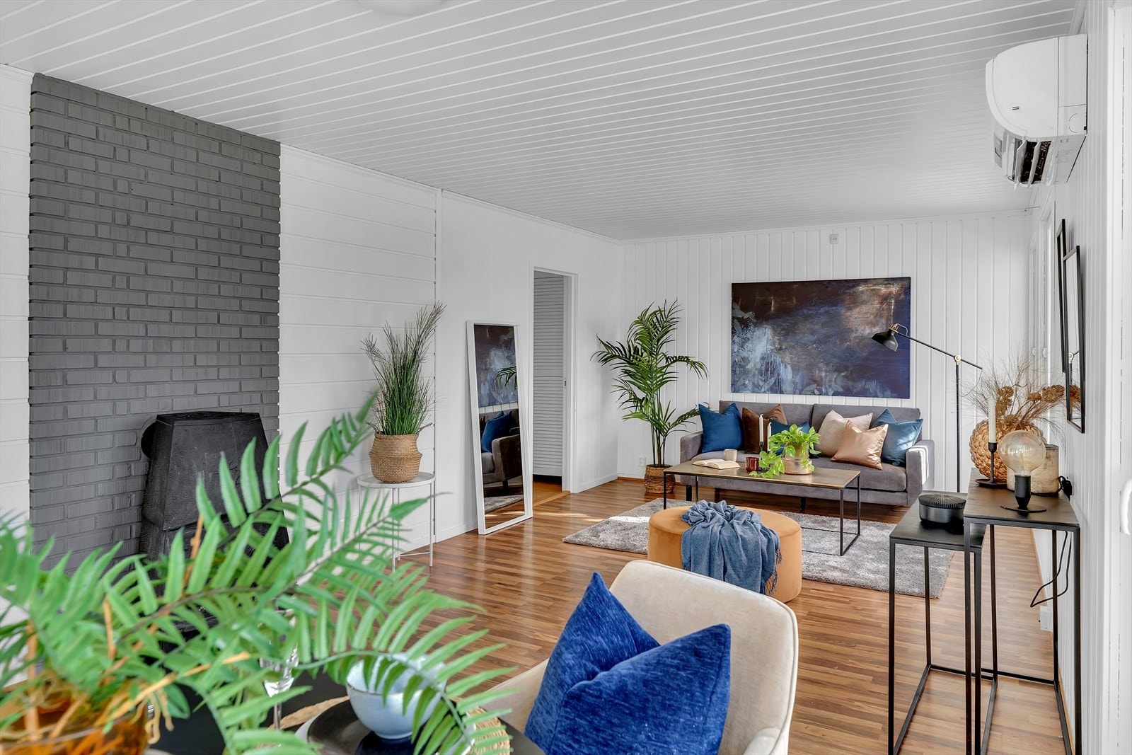 Stuen har både peisovn og varmepumpe for energivennlig oppvarming. Galleribilde