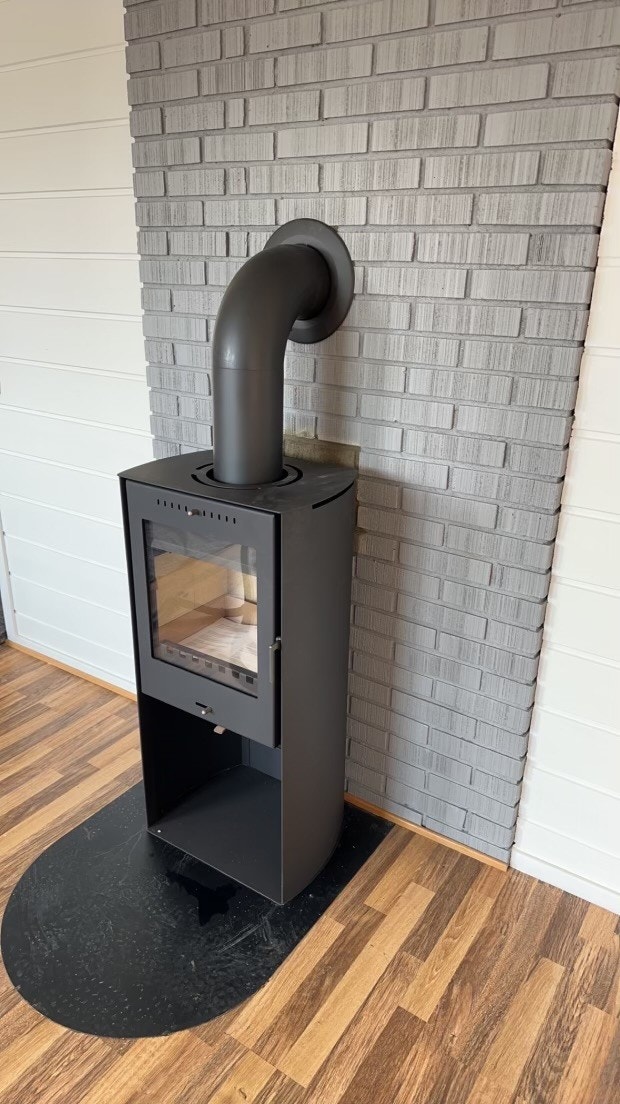 Peisovn er byttet og det er gjort utbedring av pipen i senere tid - Selgers bilde. Galleribilde