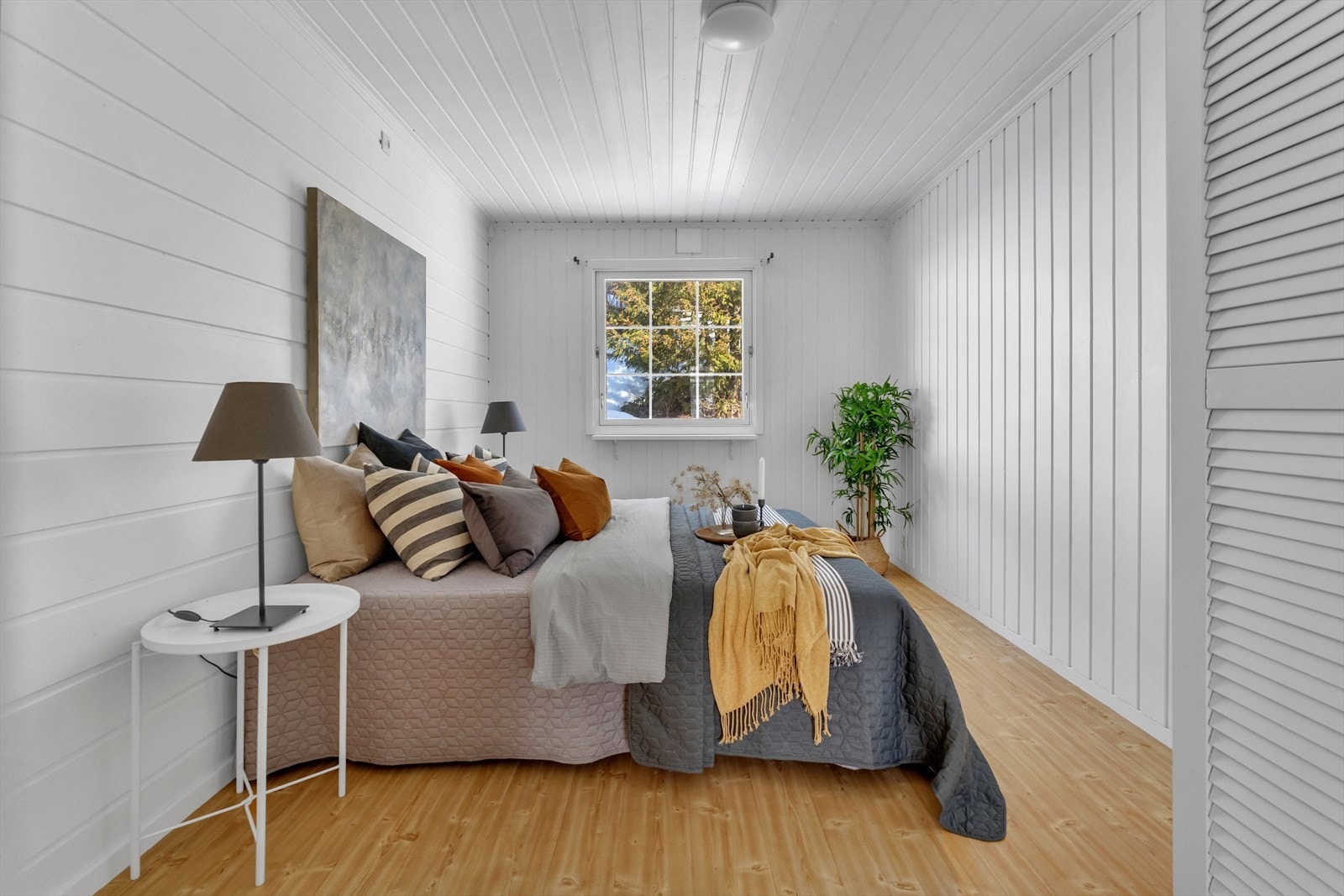 Hovedsoverommet er romslig med rikelig plass til dobbeltseng og tilhørende møblement. Galleribilde