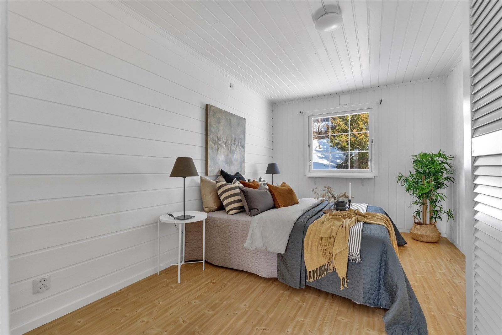 Boligen består av fem soverom - 3 i første etasje og to i underetasjen. Galleribilde