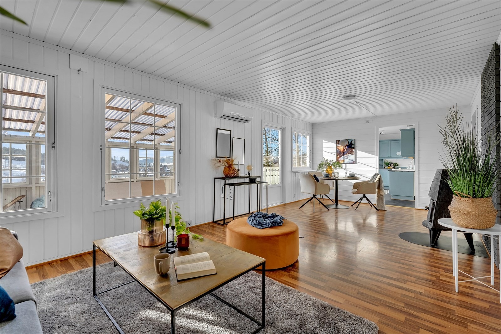 Stuen er et luftig allrom med lyse vegger og store vindusflater. Galleribilde