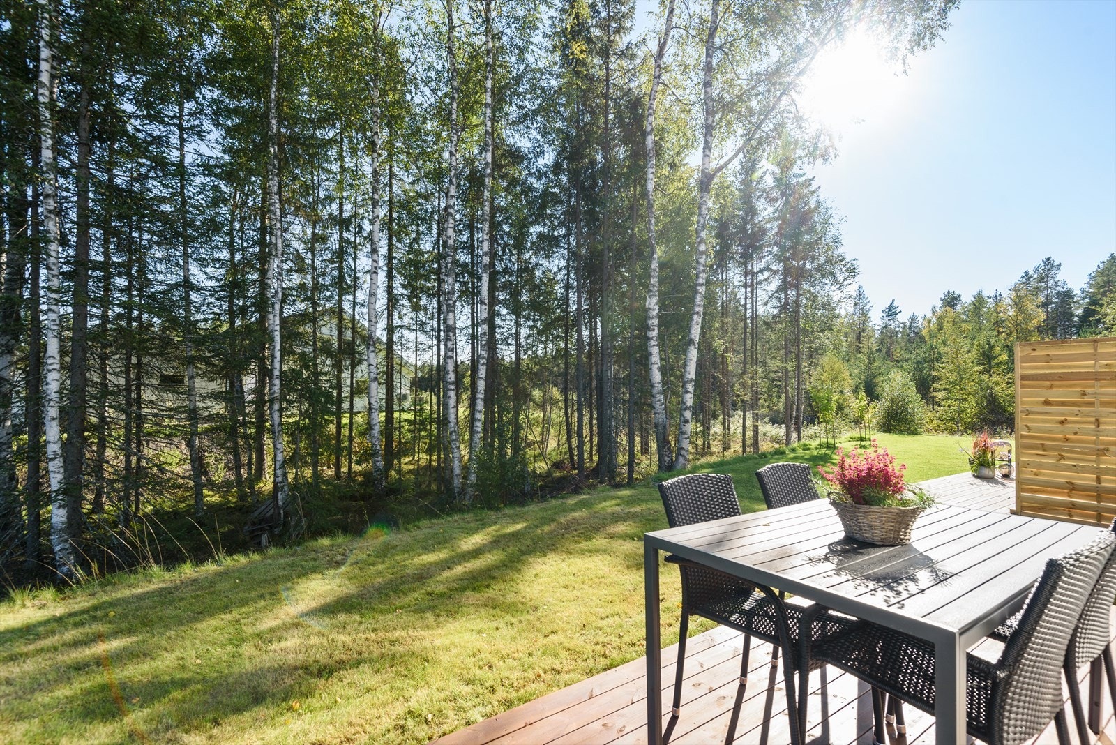 Terrasseplattingen har skjermet og fin beliggenhet Galleribilde
