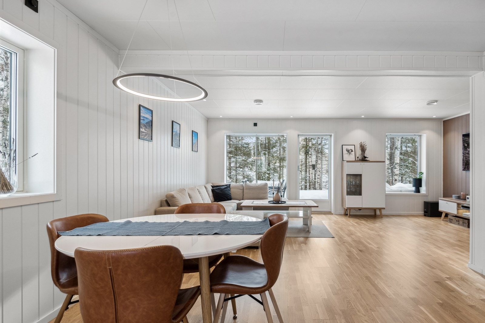 Stuen er lys og innbydende Galleribilde