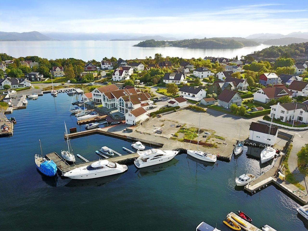 Mulighet for å kjøpe båtplasser på bryggen til venstre i bildet Galleribilde