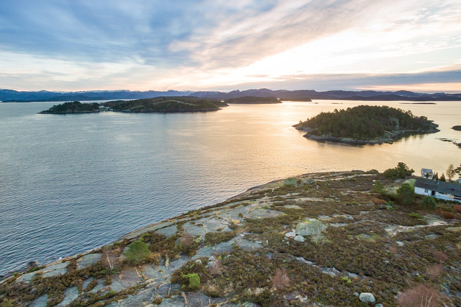 Morgensol står opp over fjellene Galleribilde