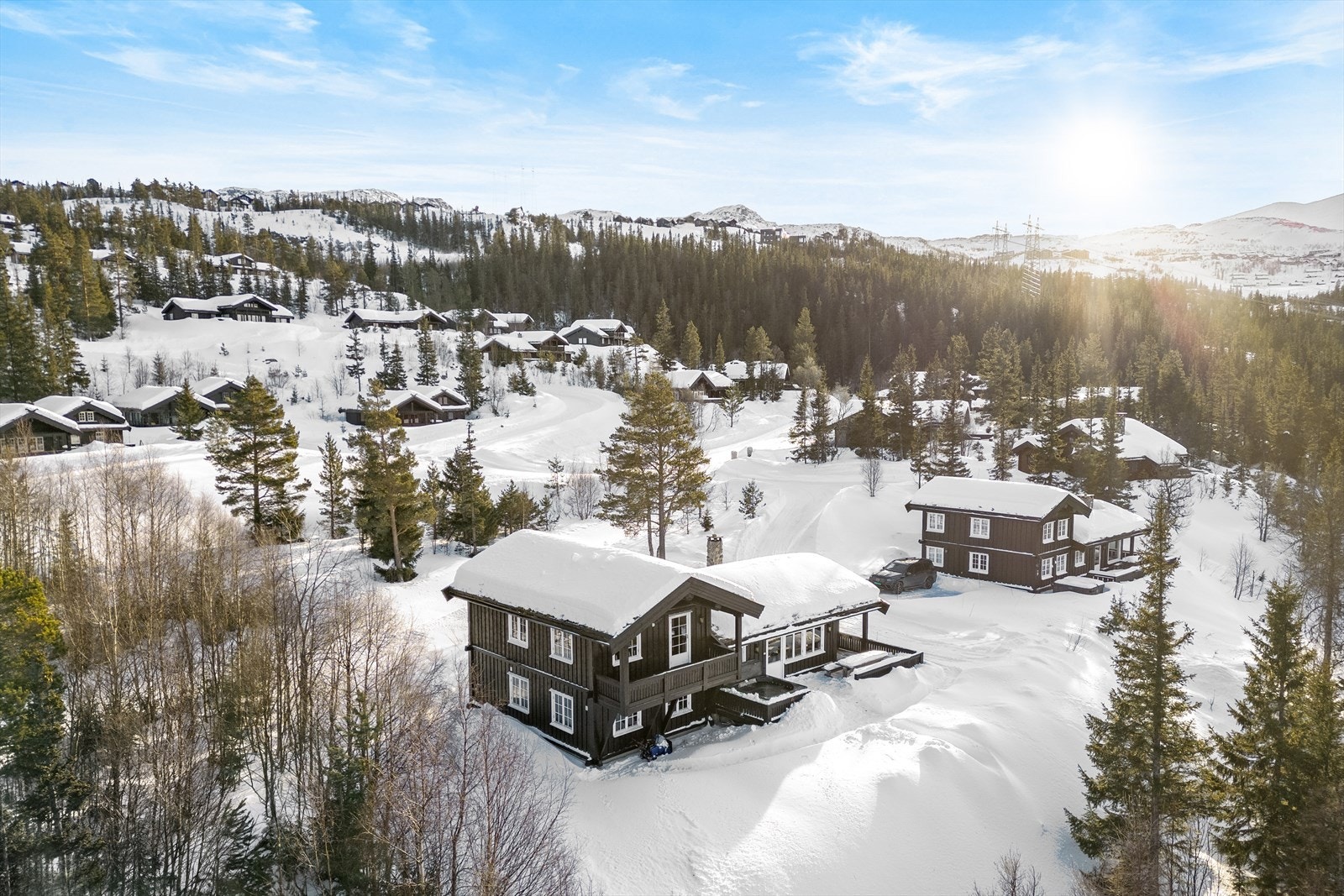 Innholdsrik hyttedrøm over 3 plan med ski innut og fantastisk utsikt Galleribilde