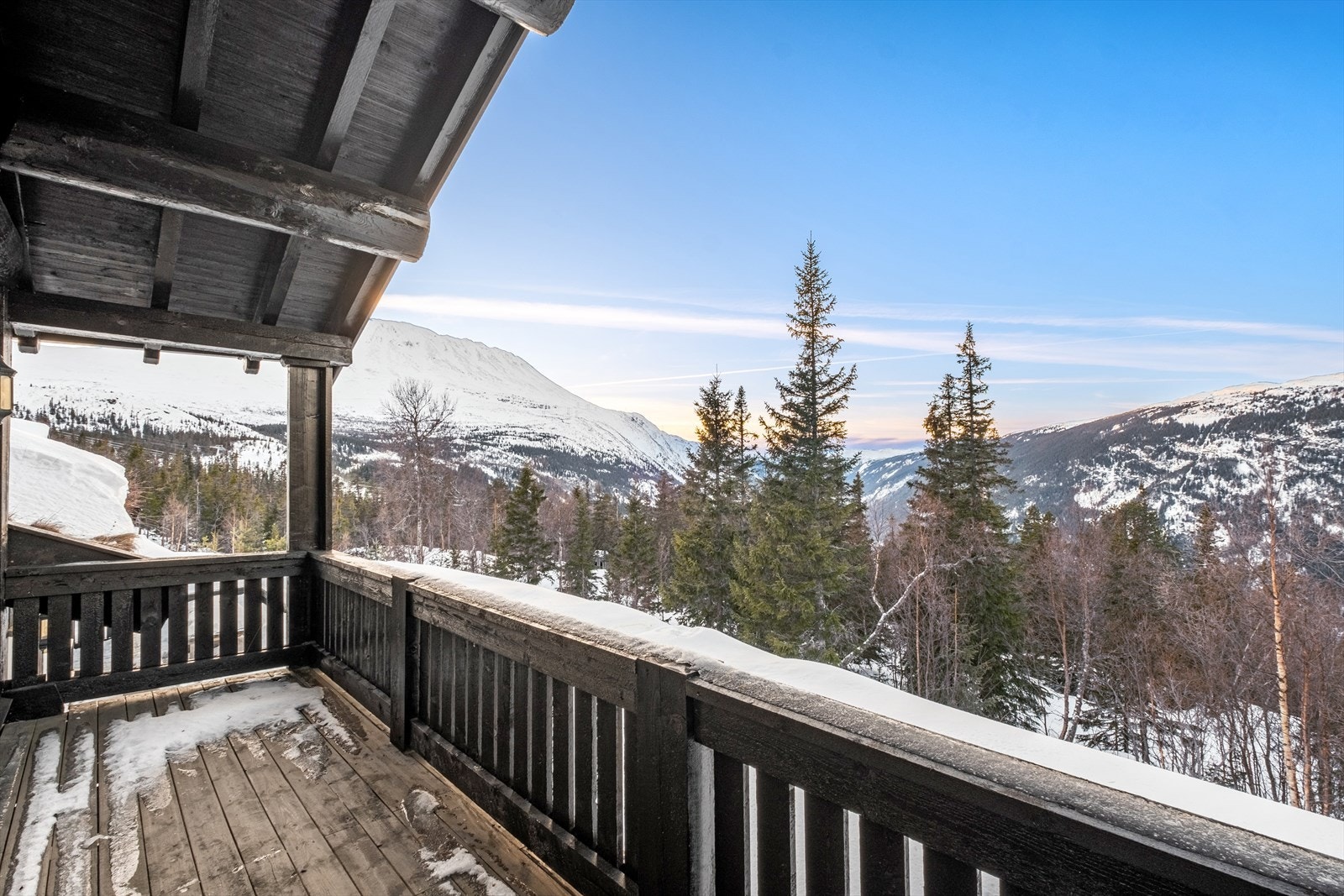 Balkong med herlig utsikt til Gaustatoppen og Hardangervidda Galleribilde