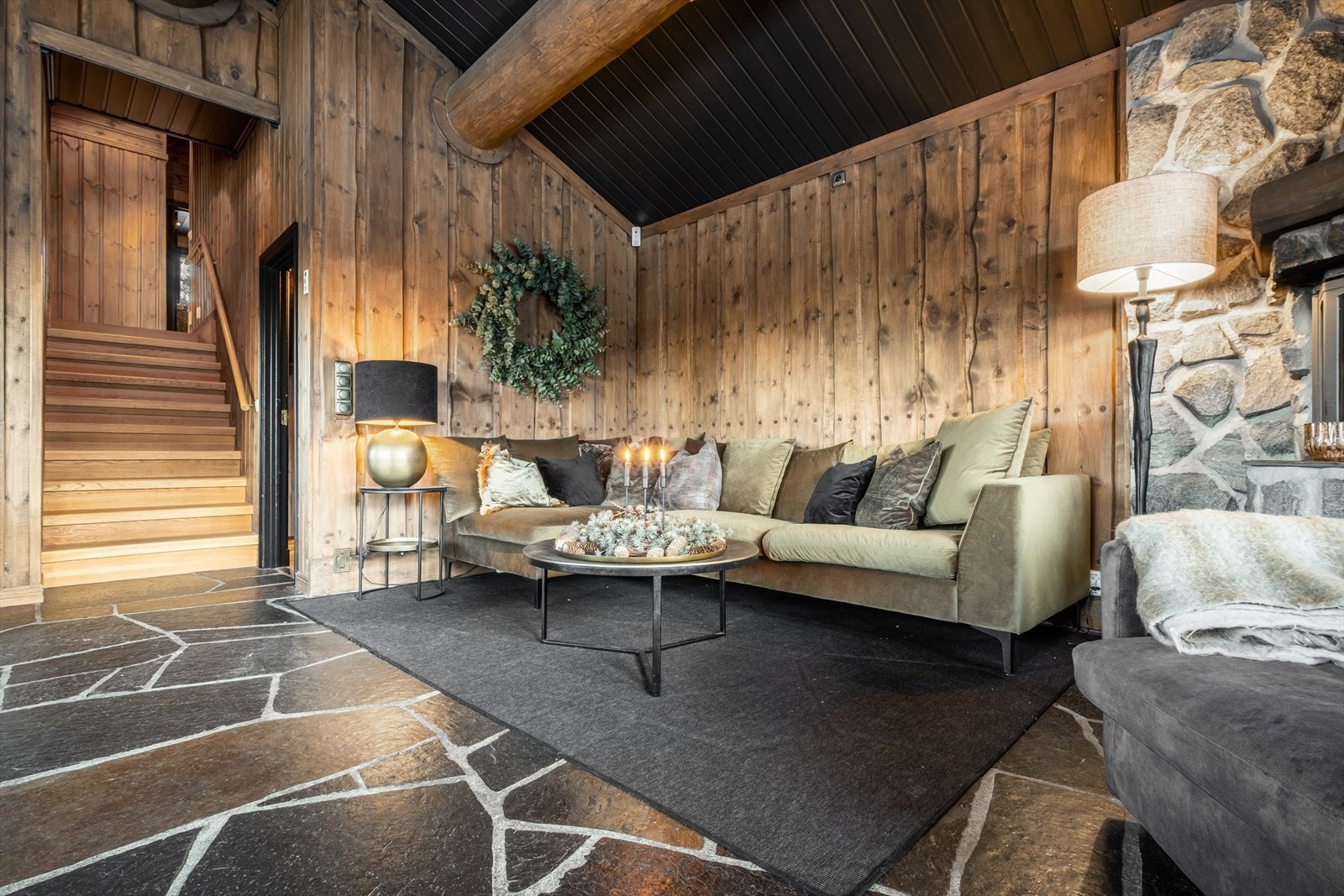 Stue med skifergulv og flott steinpeis Galleribilde