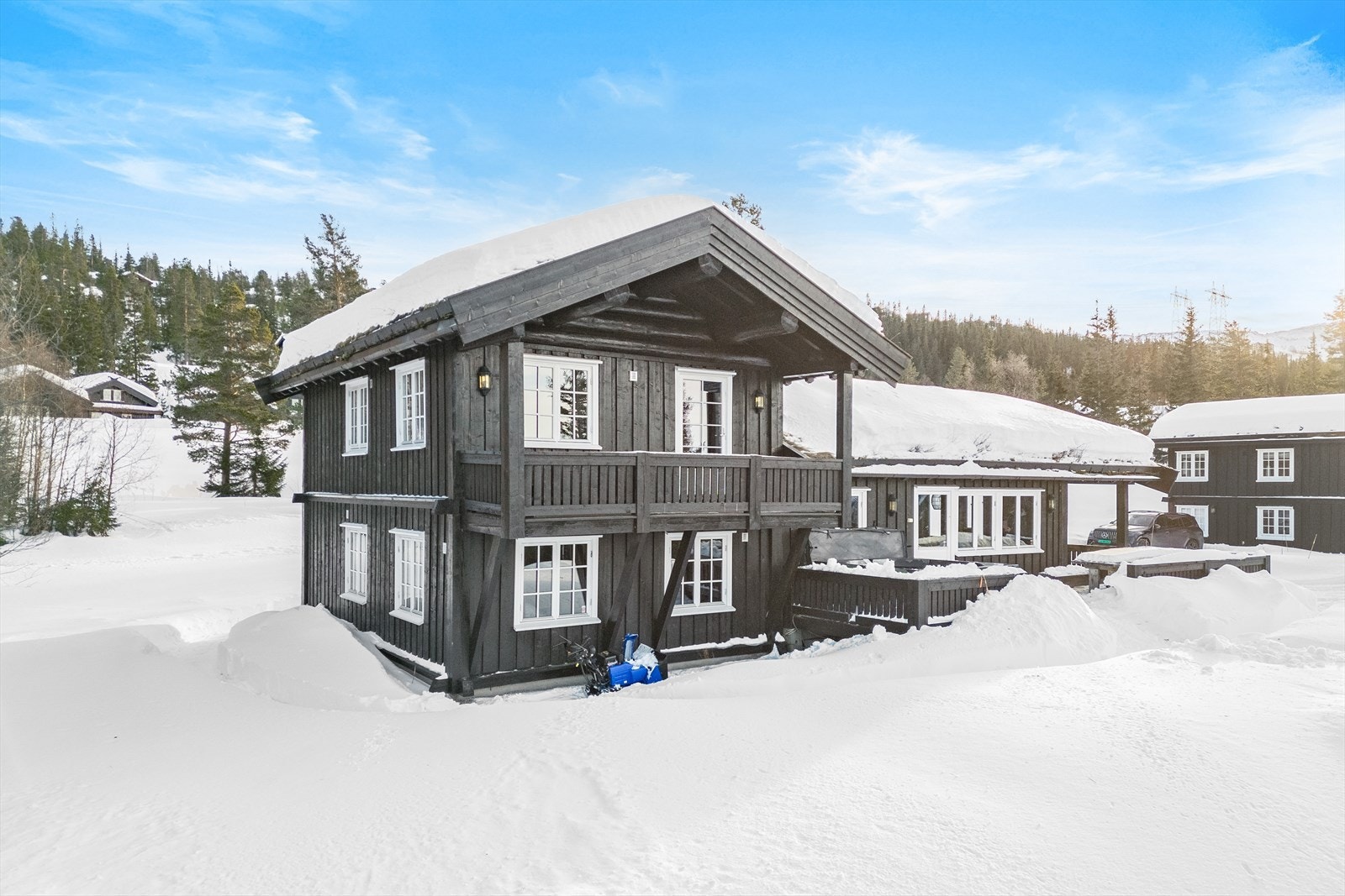 Sjarmerende fjellhytte med balkong og markterrasse Galleribilde