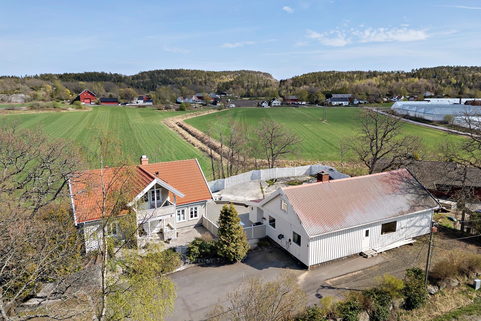 Boligen har mange fantastiske uteområder i landlig idyll. Galleribilde