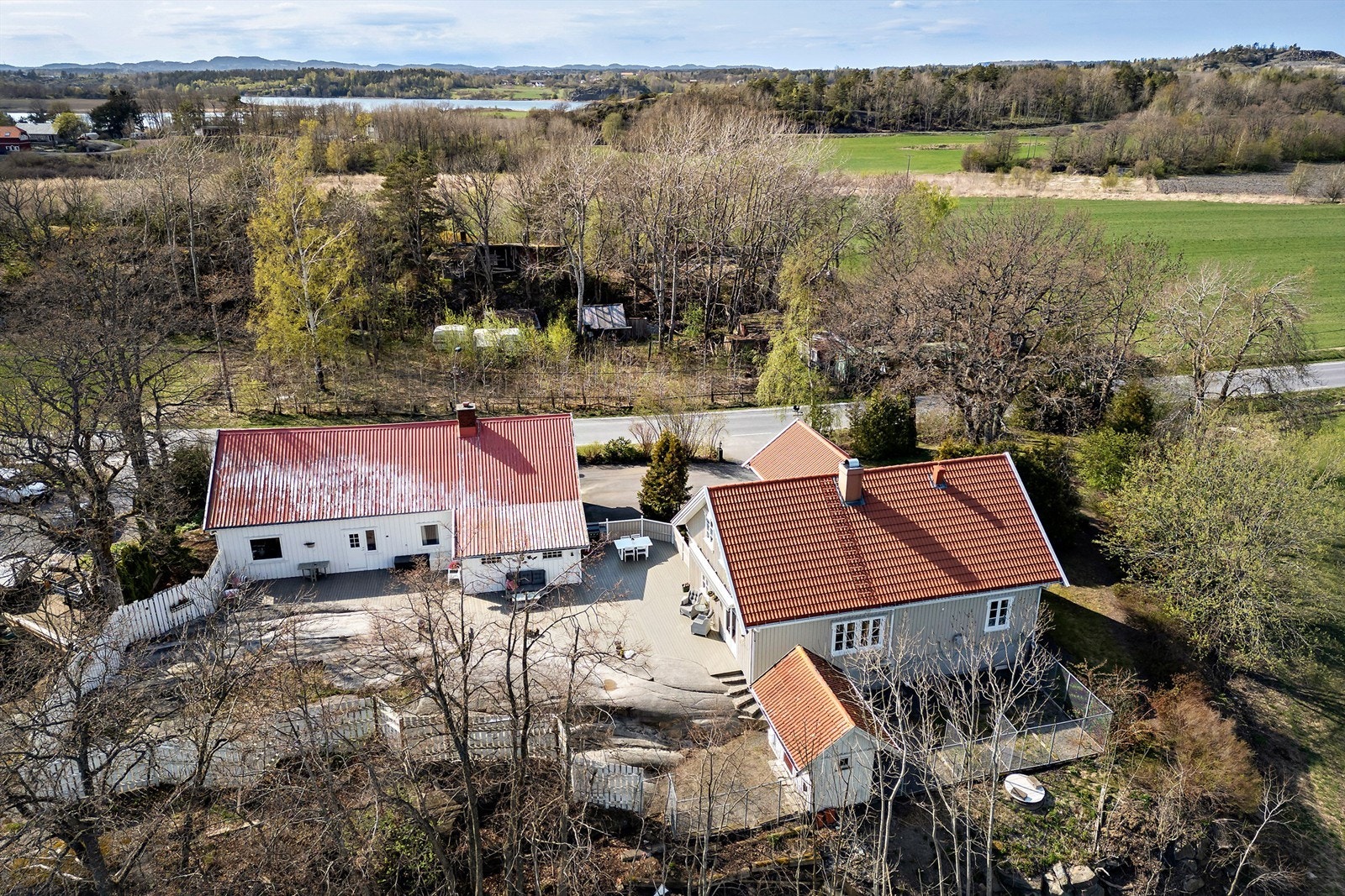 Ulaveien 155 og 157 tilbyr en sjelden kombinasjon av landlig ro og nærhet til sjøen, samtidig som du har kort vei til både Larvik og Sandefjord. Galleribilde